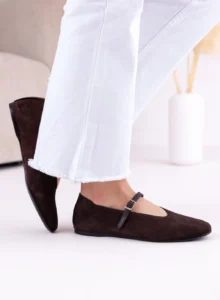 Brązowe baleriny Mary Jane LULA 178 ze skóry naturalnej z paskiem i złotą klamerką, prezentowane na nodze i w dłoniach