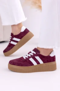 Bordowe trampki z białymi paskami na grubej podeszwie – model Lula 38 na nodze w jeansach