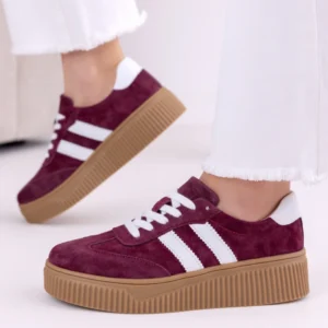 Bordowe trampki z białymi paskami na grubej podeszwie – model Lula 38 na nodze w jeansach