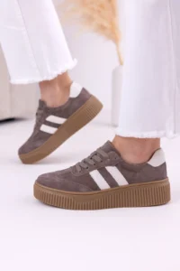 Taupe trampki z białymi paskami na grubej podeszwie – model Lula 38 na nodze w jeansach