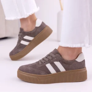 Taupe trampki z białymi paskami na grubej podeszwie – model Lula 38 na nodze w jeansach