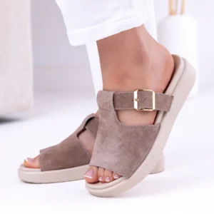 Skórzane klapki damskie LULA 179 w kolorze fango na platformie 3 cm z regulowanym paskiem i złotą klamrą