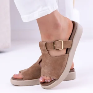 Skórzane klapki damskie LULA 179 camel na platformie 3 cm z regulowanym paskiem i złotą klamrą