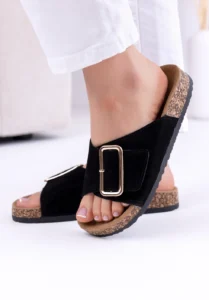 Czarne skórzane klapki damskie LULA 181 na platformie z ozdobną klamrą