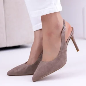 Damskie czółenka na szpilce w kolorze taupe wykonane z naturalnego zamszu, z paskiem przy pięcie, noszone do białych spodni w eleganckiej stylizacji.
