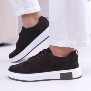 Damskie skórzane sneakersy zamszowe w kolorze ciemnej czekolady na białej platformie, noszone do białych spodni.